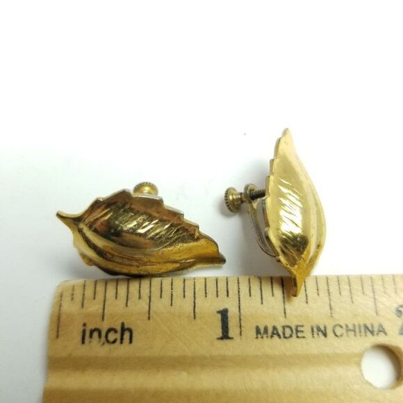 Vintage Gold Tone Puffy Leaf Shape Clip On Screw Back Earrings, Retro, Shiny - Picture 3 of 6